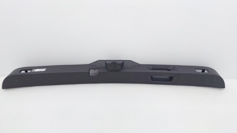 Tailgate pull-handle trim